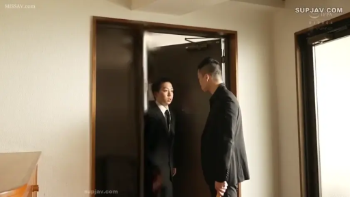 Serious · Horizon · dim · Suit · Door · At the door · Confrontation · 对立站立