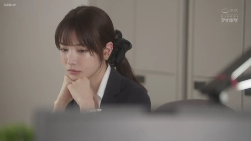 沉思 · 无神 · 白衬衫 · 办公室 · 办公桌 · 半身特写 · OL风格 · 坐姿托腮