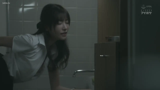 Bend over · Bathroom · 白衬衫 · Half-body