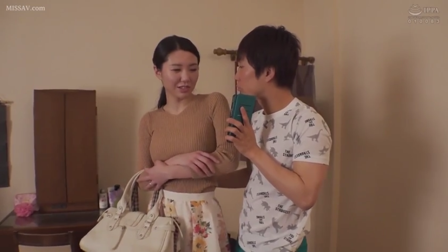 站立 · 中景 · 自然 · 交流 · 房间 · 针织衫 · 手机 · 素人