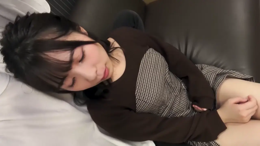 室内 · 胸部 · 站立 · 巨乳 · 俯视 · 展示胸部 · 灰色抹胸
