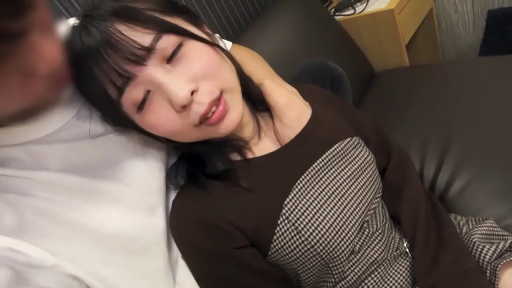 室内 · 坐姿 · 羞涩 · 台灯 · 客厅 · 半身 · 碎花长裙 · 捂嘴