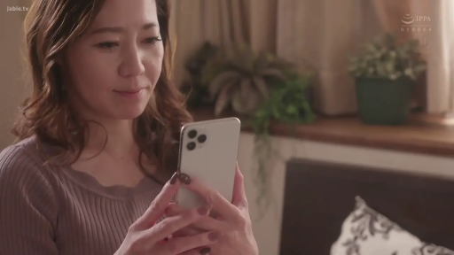 坐姿 · 背景虚化 · 智慧型手機 · 操作手机 · 居家卧室 · 平靜微笑 · 褐色針織衫 · 半身中景