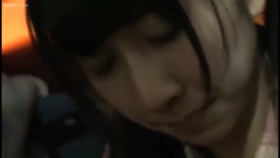 室内 · 憂鬱 · 顔 · 頭を下げる · 凝視 · 休闲服 · アマチュア