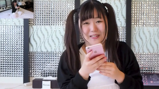 座り姿勢 · 顔部のクローズアップ · 微笑 · 部屋 · 携帯電話 · 双马尾 · 黑色开衫 · 使用手机