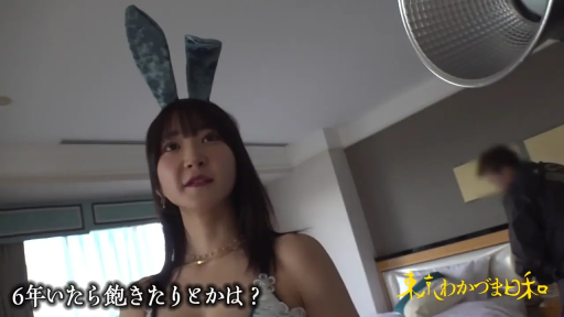 Indoor · 平静 · Half-body · Bunny ear headband · 模特摆拍 · Japanese subtitles · 蓝色蕾丝连体衣 · 扶头姿势