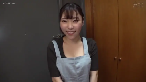 站立 · 微笑 · 面对镜头 · 半身特写 · 制服 · 门口 · 衣柜 · 围裙