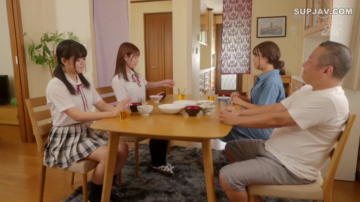 坐姿 · 校服 · 全景 · 自然 · 餐厅 · 餐具 · 家庭聚餐 · 用餐聊天