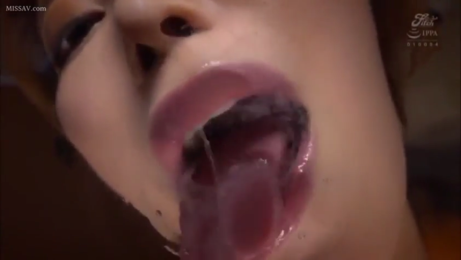 室内 · 迷离 · 仰视 · 嘴部特写 · 吐舌