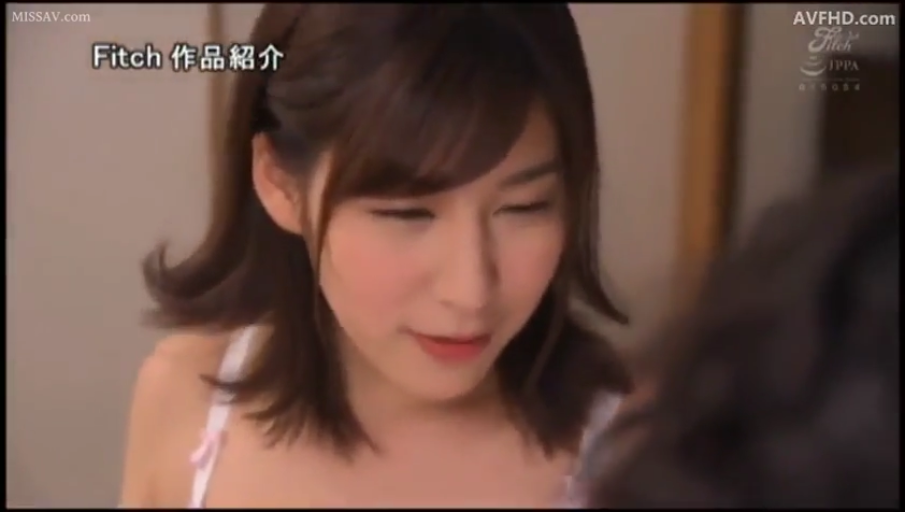 室内 · 微笑 · 面部特写 · 对视 · 白色内衣 · 面对面 · 亚洲女性