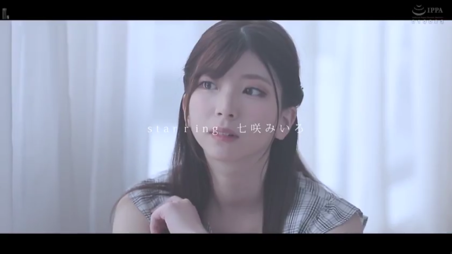 室内 · 坐姿 · 面部 · 平静 · 长发 · 静态 · 格纹无袖衫