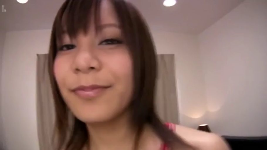 室内 · 俯身 · 脸部 · 微笑 · 对视 · 粉色吊带 · 广角视角