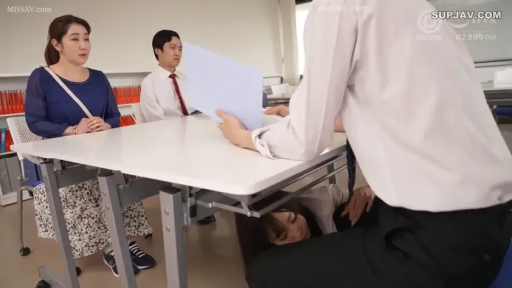 趴伏 · 覗き · 会议室 · 文件 · 碎花长裙 · 遠景 · 複数人シーン · 桌底活动