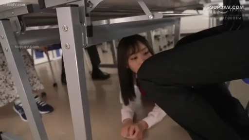 趴姿 · 面部特写 · 课桌 · 警觉 · 低角度 · 窥视 · 白色制服 · 桌子底