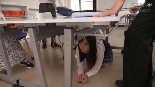 严肃 · 校服 · 教室 · 课桌 · 爬行 · 躲避