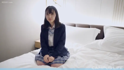 跪坐 · 卧室 · 微笑 · 床 · 面对镜头 · JK制服 · 日本