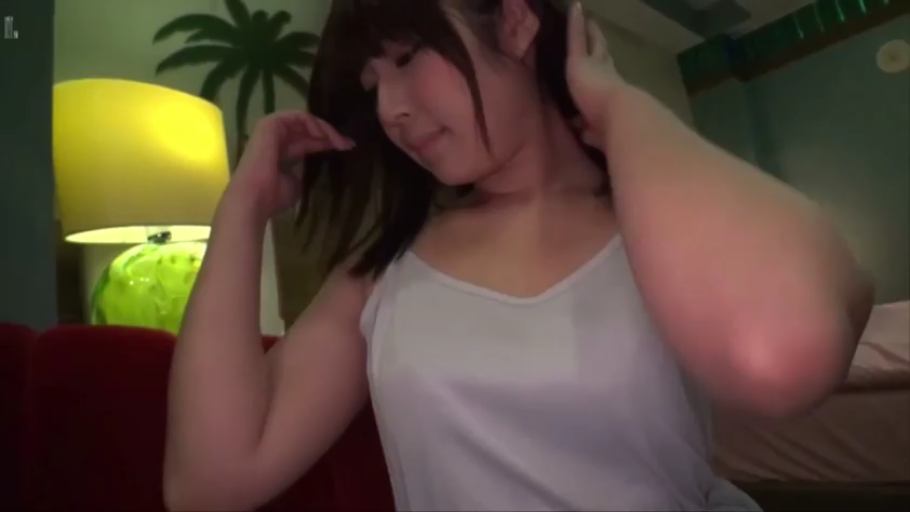 坐姿 · 台灯 · 半身特写 · 长发 · 室内卧室 · 撩发 · 白色吊带背心 · 垂眸