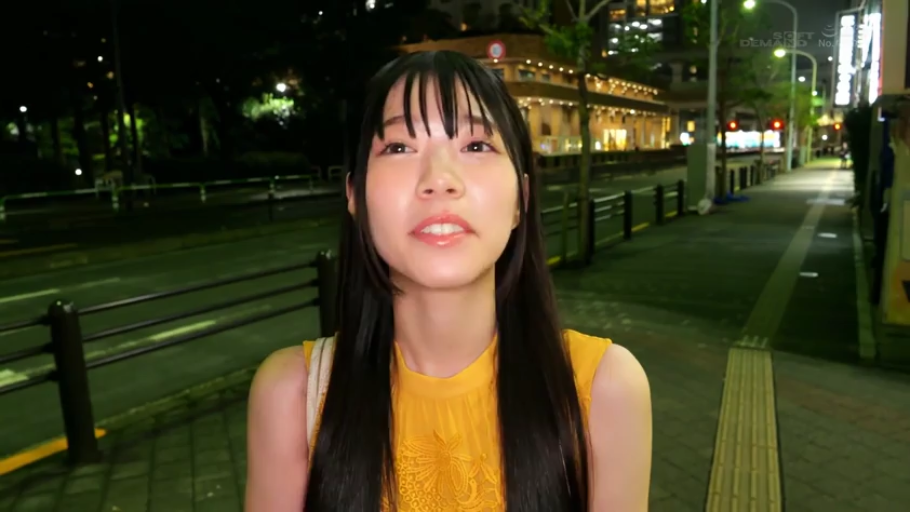 站立 · 中景 · 开心 · 闲聊 · 户外夜景 · 夜间街道 · 黄色无袖背心