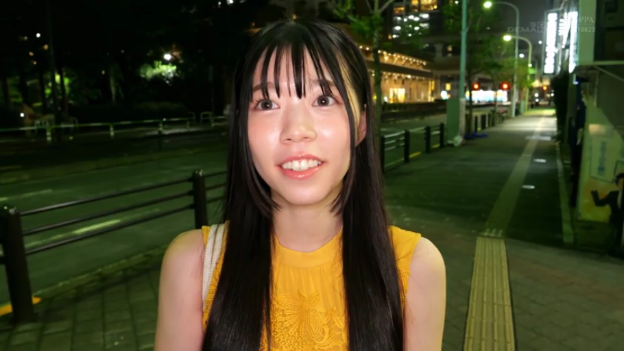 微笑 · 面部特写 · 注视镜头 · 正面站立 · 黑长直 · 背包带 · 黄色蕾丝上衣 · 夜间户外街道