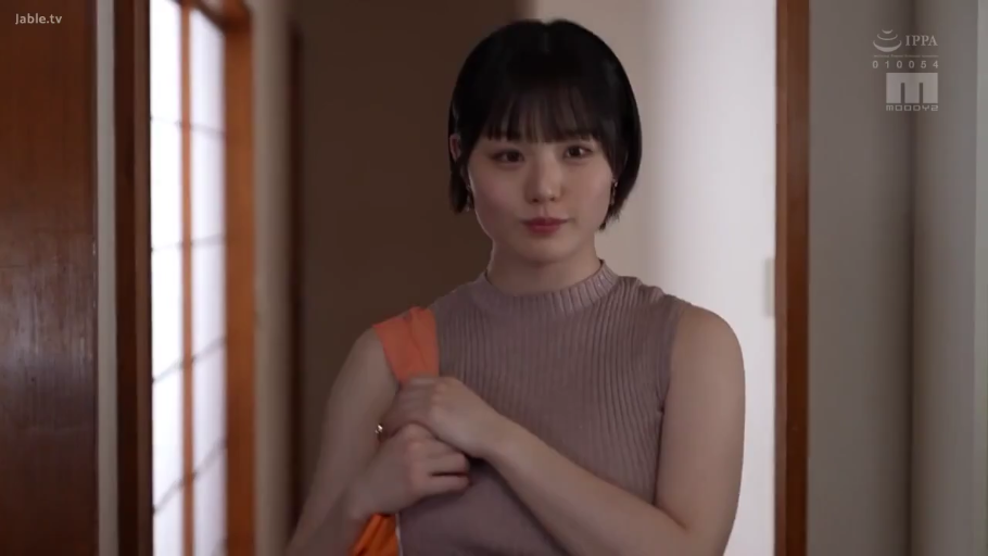 站姿 · 上半身特写 · 短发 · 无袖针织衫 · 室内走廊 · 单肩包 · 自然微笑 · 挎包站立