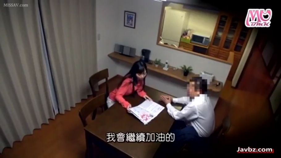 平静 · 室内餐厅 · 文件 · 男子白色衬衫