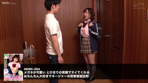 全身 · 站立 · 微笑 · 剧情 · 白T恤 · 室内玄关 · 开门相见 · 雨伞架