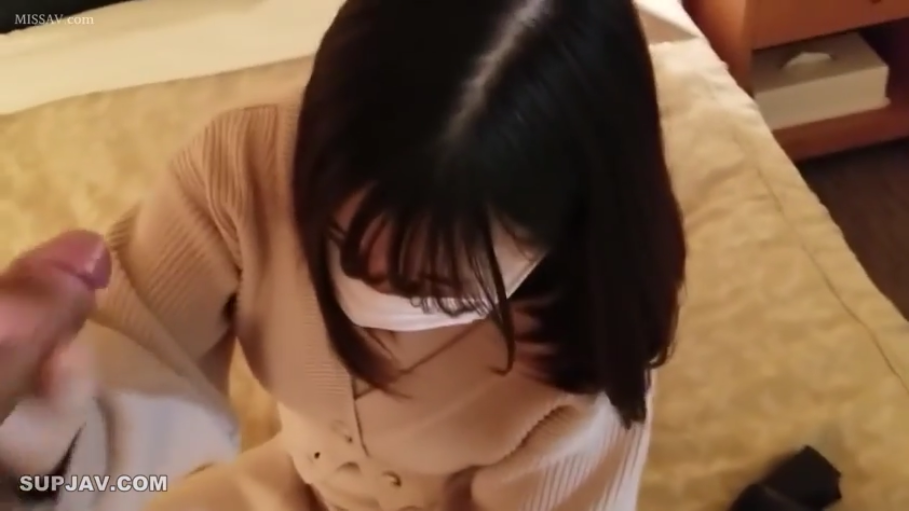 室内 · 面部特写 · 注视 · 平淡 · 毛衣 · 侧卧 · 封面