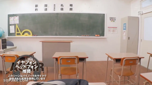 座り姿勢 · 制服 · 教室 · 中景 · 黑板 · 俏皮 · 舔食 · 棒棒糖