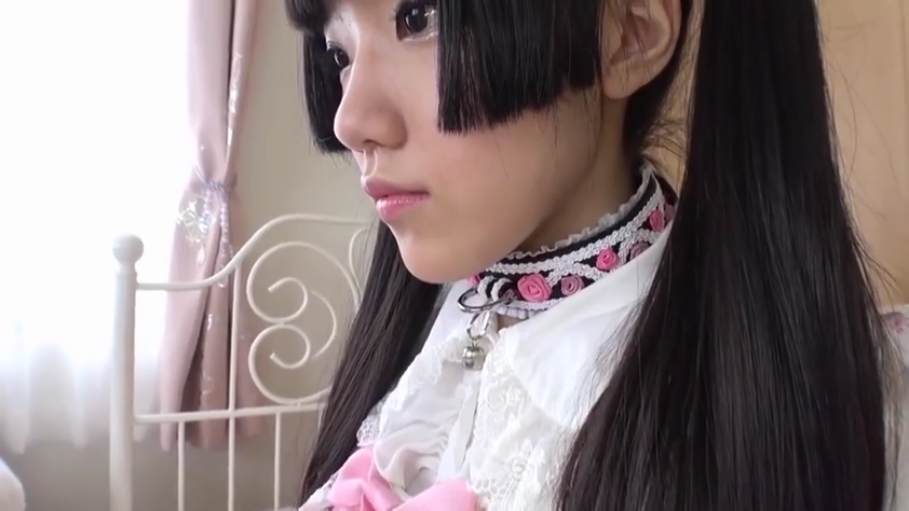 忧郁 · 卧室 · 双马尾 · 侧坐 · 静止 · 侧脸特写 · 铃铛项圈 · 洛丽塔风格