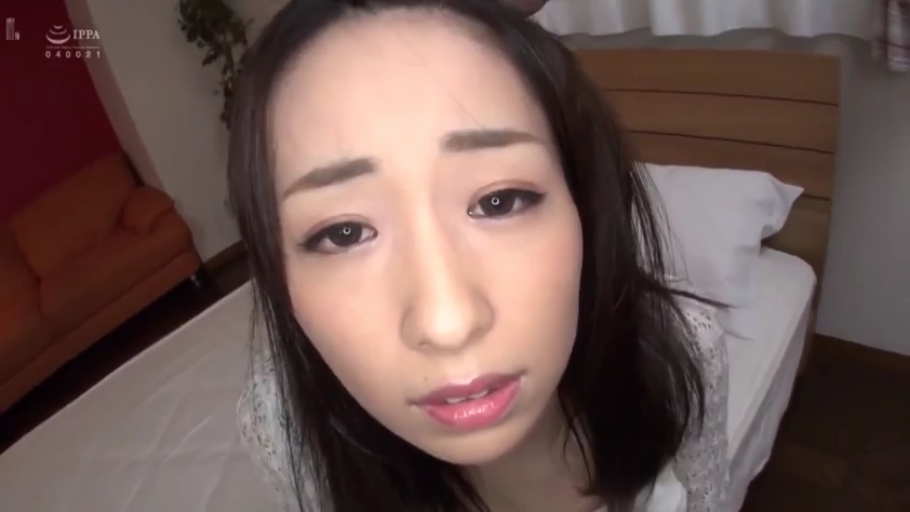 卧室 · 枕头 · 面部特写 · 俯身前倾 · 注视镜头 · POV · 灰色针织衫 · 哀求