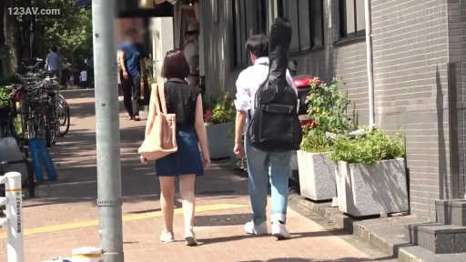 全身 · 街道 · 黑色无袖上衣