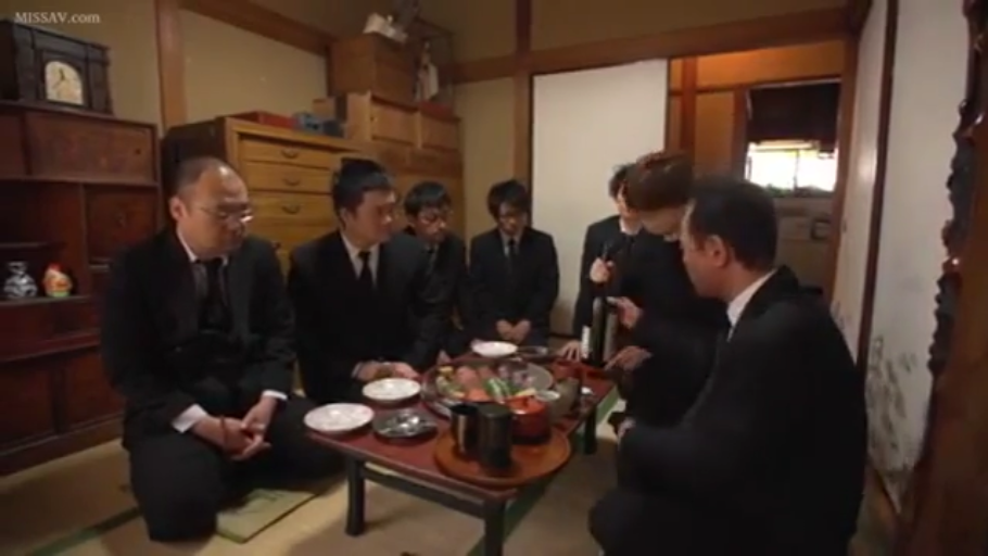 室内 · 上半身特写 · 装饰灯 · 紫色丁字裤 · 展示身体 · 双人女优 · 挑逗表情 · 跪坐姿势