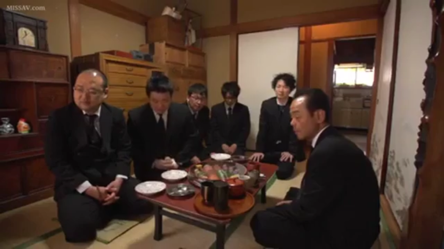 站立 · 白衬衫 · 微笑 · 半身 · 室外 · 文件夹 · 日常 · 拿文件夹