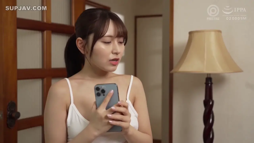 室内 · 站立 · 手机 · 惊讶 · 居家环境 · 看手机 · 上半身 · 白色吊带背心