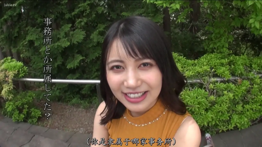 面部特写 · 户外 · 正面 · 黄色无袖上衣