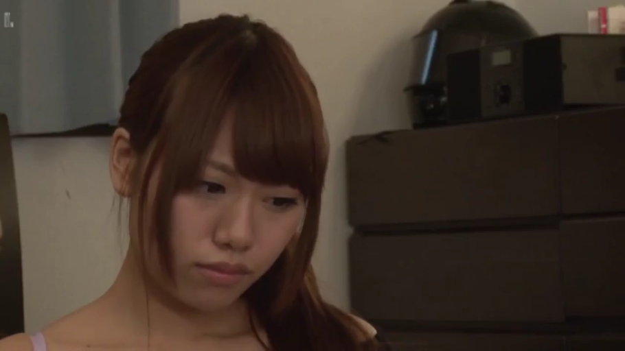 室内 · 坐姿 · 忧郁 · 脸部特写 · 凝视 · 内衣 · 日本AV · 音响