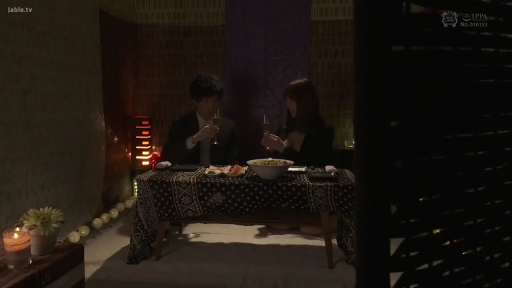 座り姿勢 · 中景 · 自然 · 正装 · 饮酒用餐 · 餐厅包间 · 餐具与红酒 · 约会氛围