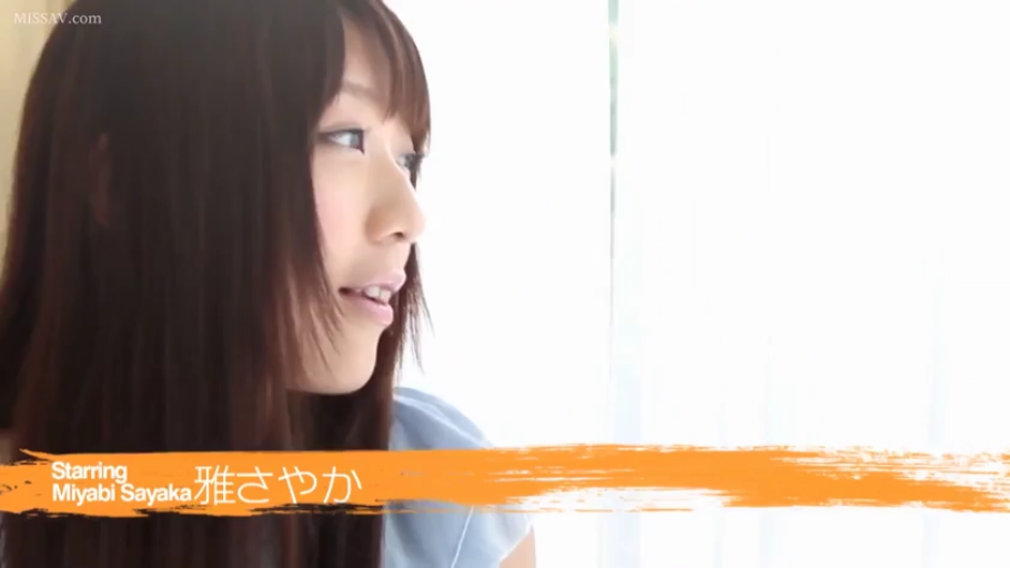 室内 · 侧脸特写 · 浅蓝色上衣