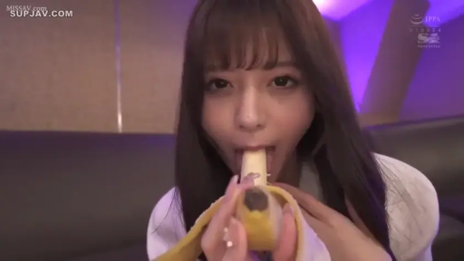 Indoor · White top · 嘴部 · sexual innuendo · 诱惑表情 · 正面镜头 · 香蕉 · 模仿性行为