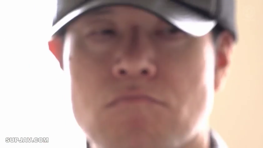 Indoor · Serious · Face · Stand · 观看 · 中年男性 · 棒球帽