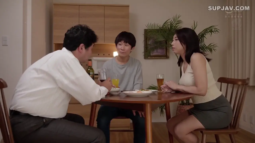 坐姿 · 聚餐 · 背心 · 自然 · 碗盘 · 多人 · 餐厅