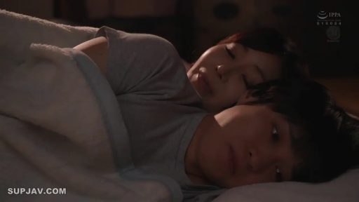 寝室 · 头部特写 · グレー短袖 · 横向き