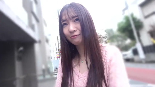 站立 · 微笑 · 面部特写 · 对视 · 街道 · 粉色针织衫