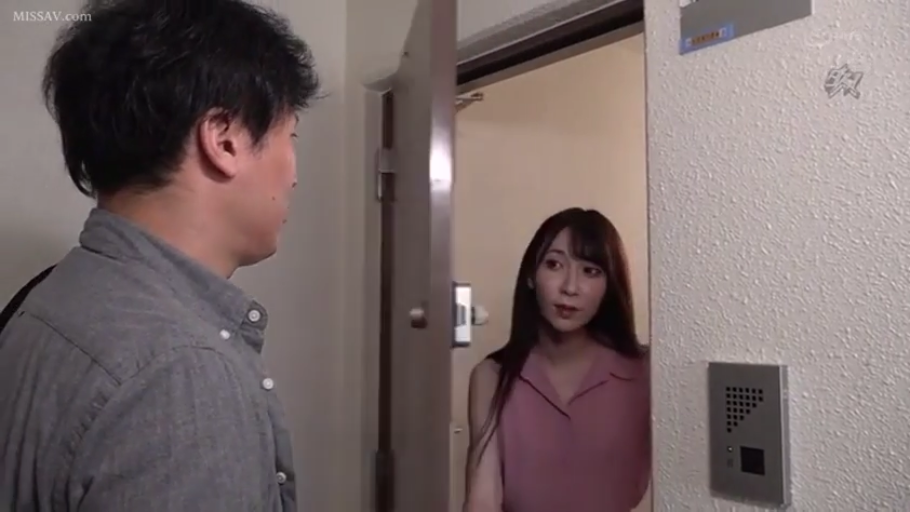 严肃 · 站立 · 交流 · 门口 · 粉色无袖上衣 · 对讲机 · 成年人