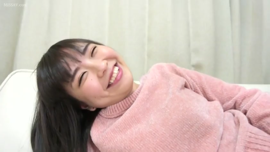 室內 · 仰臥 · 面部特寫 · 粉色毛衣