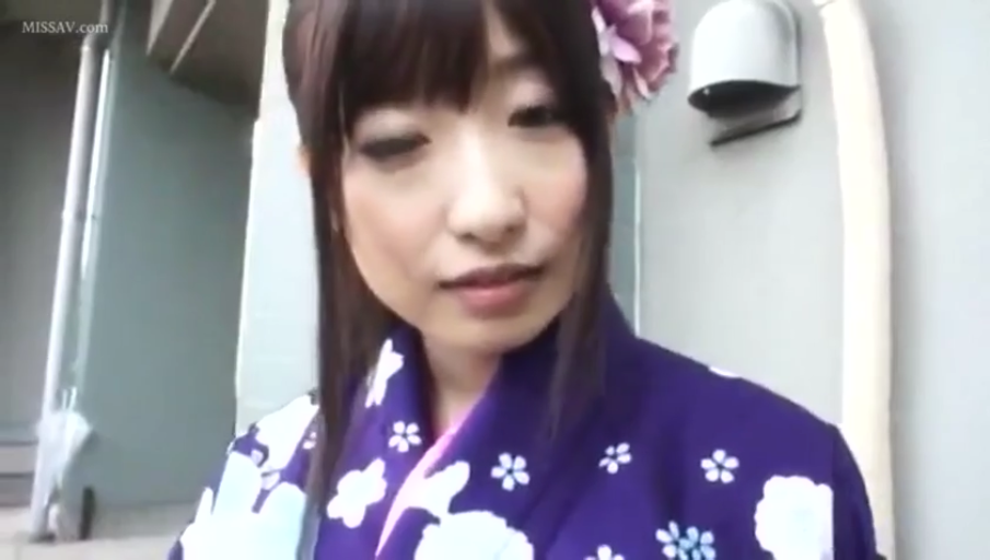 站立 · 平静 · 居家 · 室外 · 裙子 · 晾衣架 · 晾晒衣物