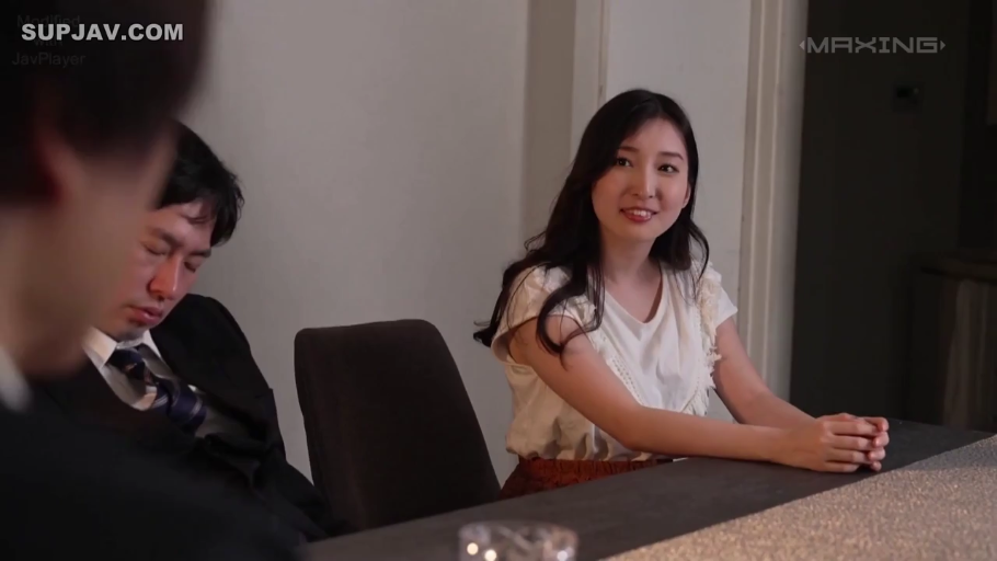 室内 · 坐姿 · 微笑 · 白色上衣 · 桌子 · 剧情 · 谈话