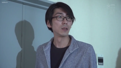 Indoor · Glasses · Standing Posture · Gaze · 上半身 · 惊讶 · 灰色外套 · 中年男性