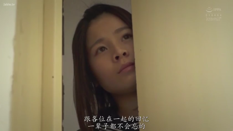 严肃 · 字幕 · 面部特写 · 注视 · 便装 · 门 · 门口 · 窥视