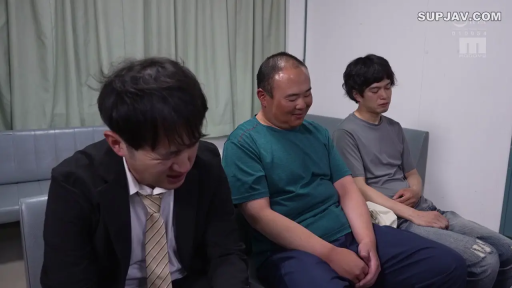 室內 · 坐姿 · 中景 · 沙发 · 多人 · 痛苦 · 西裝 · 观战